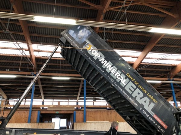 Neuer Hallenboden